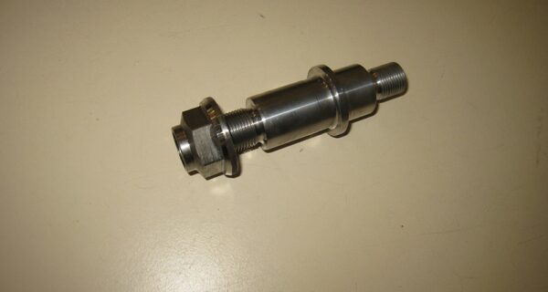 RS-4926 – Pump shaft with nuts