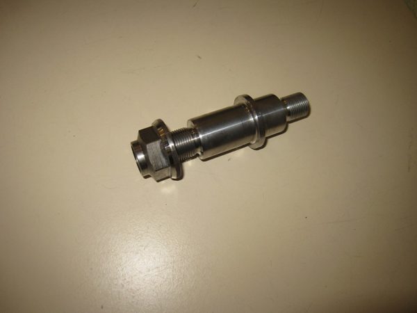 RS-4926 - Pump shaft with nuts